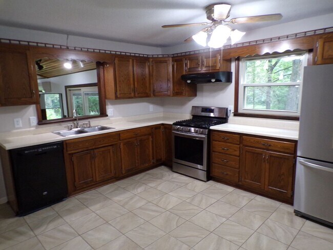 Building Photo - Unique 2 Bed 2.5 Bath Country Home!