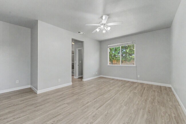 Building Photo - 4 bedroom 2 bath home located in Yuba City