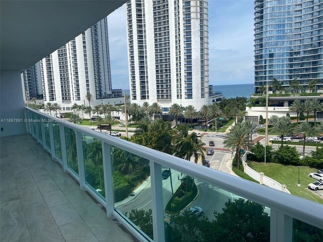 Building Photo - 100 Bayview Dr