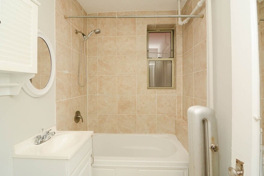 Building Photo - 519 W Surf