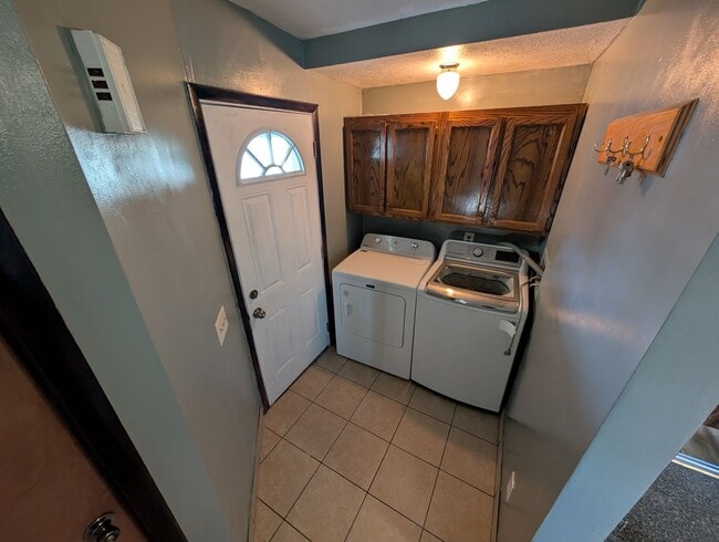 Building Photo - Comfortable 2-Bedroom Ranch with Amish-Built 2-Car Garage