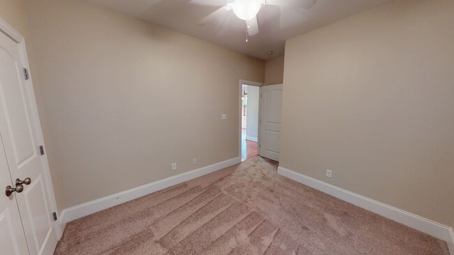 Building Photo - Large 5 Bedroom with Large Fenced in Back ...