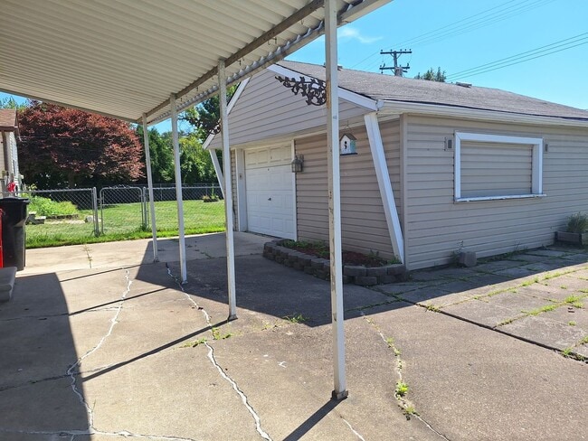Building Photo - Charming 3 bedroom bungalow freshly updated