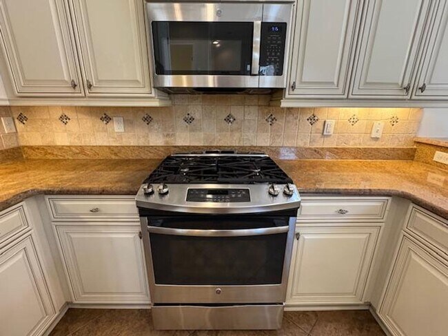 Building Photo - Newly renovated 4 Bedroom 3 1/2 Bathroom T...