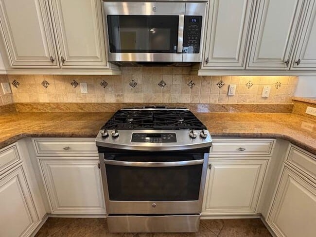 Building Photo - Newly renovated 4 Bedroom 3 1/2 Bathroom Town Home in Windermere