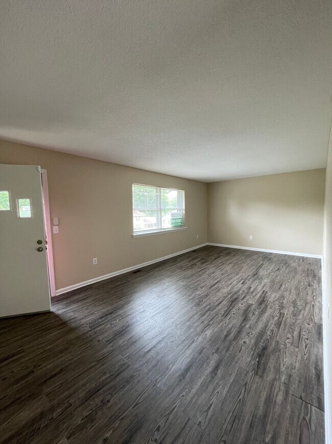 Building Photo - Nice 3 bedroom 2 bath home close to Harrison