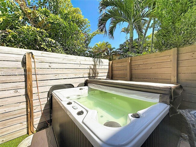 Building Photo - 2128 NE 9th Ave