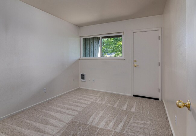 Building Photo - This Lovely 3 Bedroom 2.5 Bath End Unit Co...