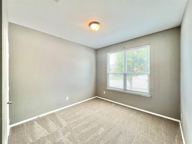 Building Photo - 5813 Sardinia Dr