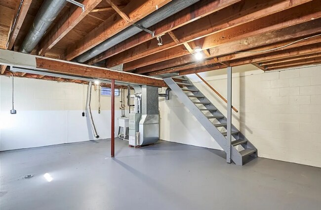 Building Photo - 923-925 Rosamond Ave