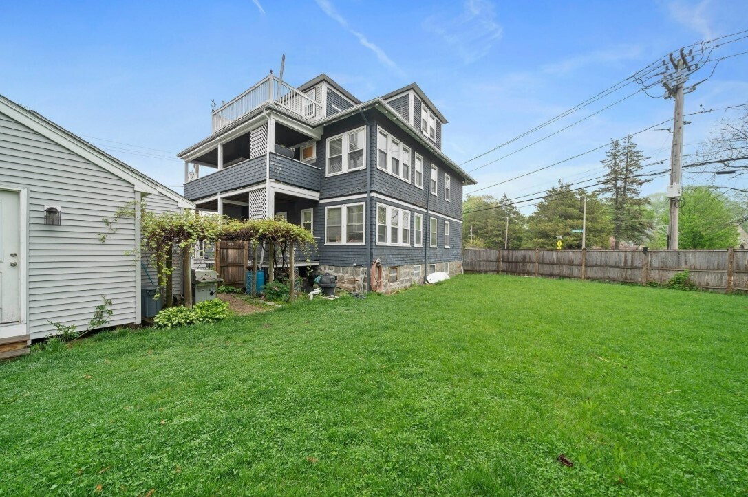Building Photo - 923 Adams St