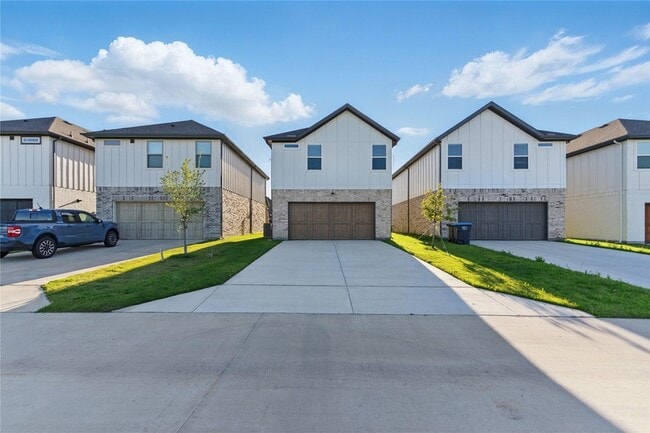 Building Photo - 2617 Tanager St