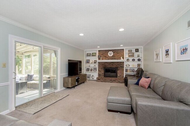 Building Photo - Lovely 4 Bedroom 2 Bath Home in Carmel!