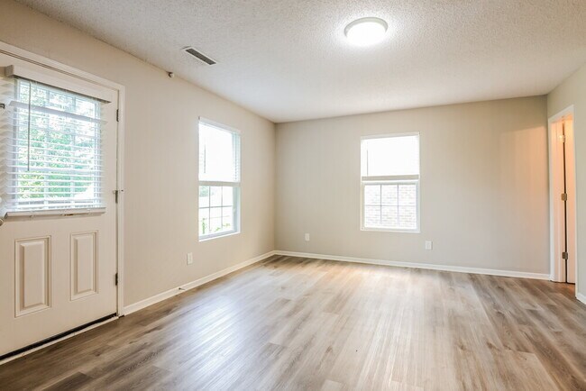 Building Photo - 738 Rosea Ct