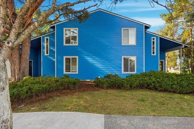 Building Photo - Updated 3BD/2BA Highland Duplex • Private Garage, Fireplace & Outdoor Space!