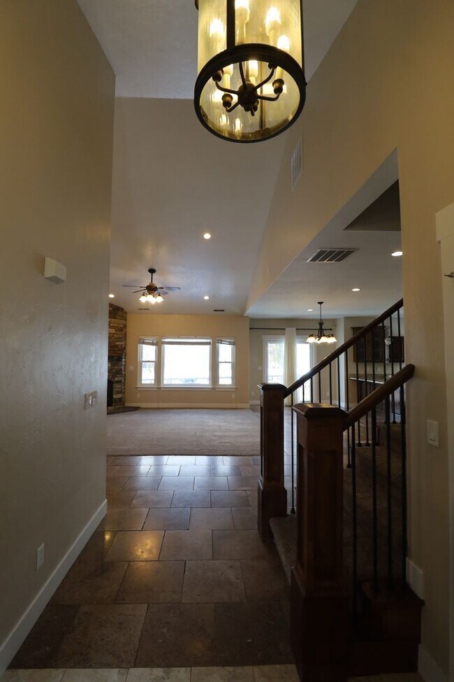 Building Photo - Large Pet Friendly House in the Foothills of Provo