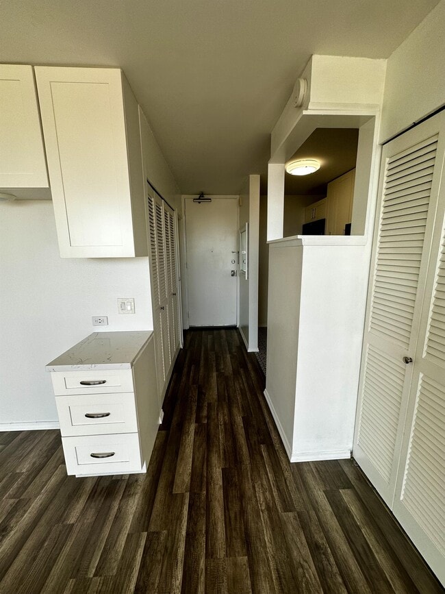 Building Photo - 1560 Thurston Ave