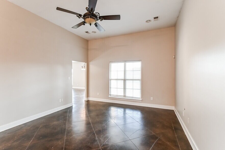 Building Photo - 1302 Heritage Dr S