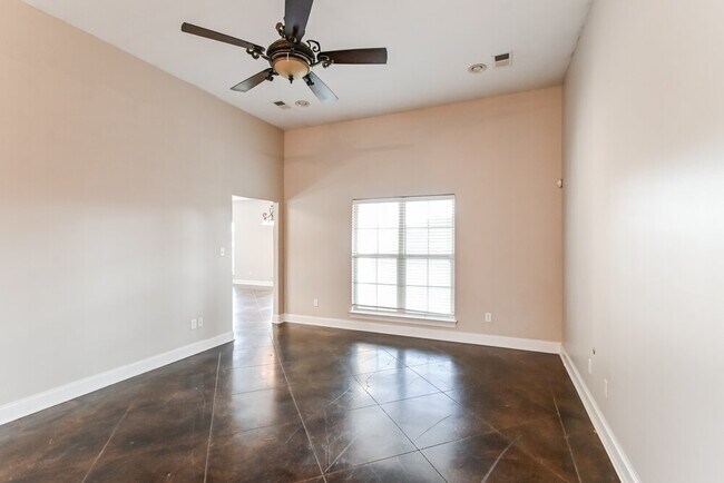 Building Photo - 1302 Heritage Dr S