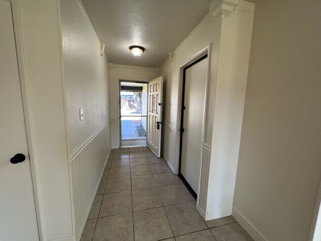 Building Photo - 1536 Sheldon Dr
