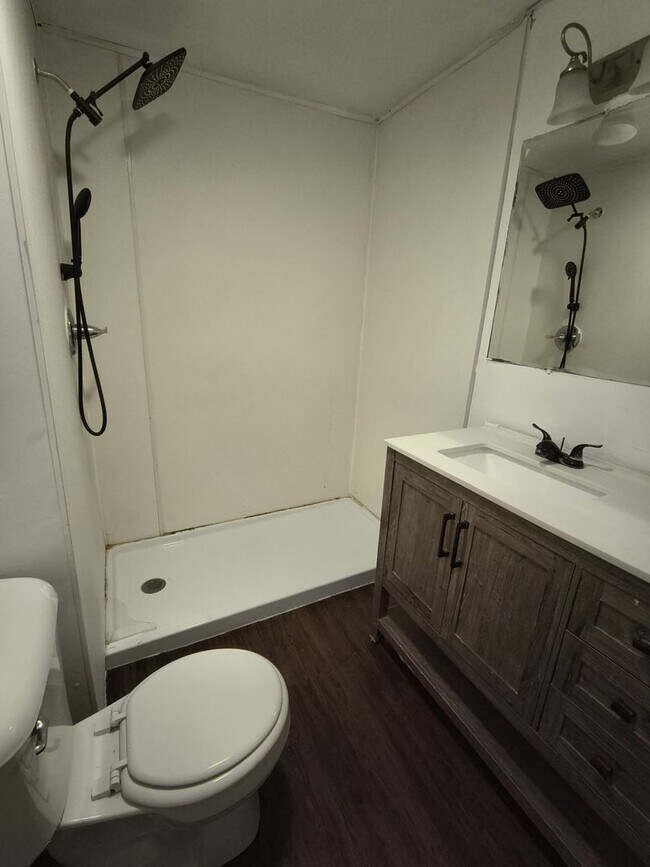 Building Photo - Spacious 3 Bedroom Home in Council Bluffs – Fully Updated!