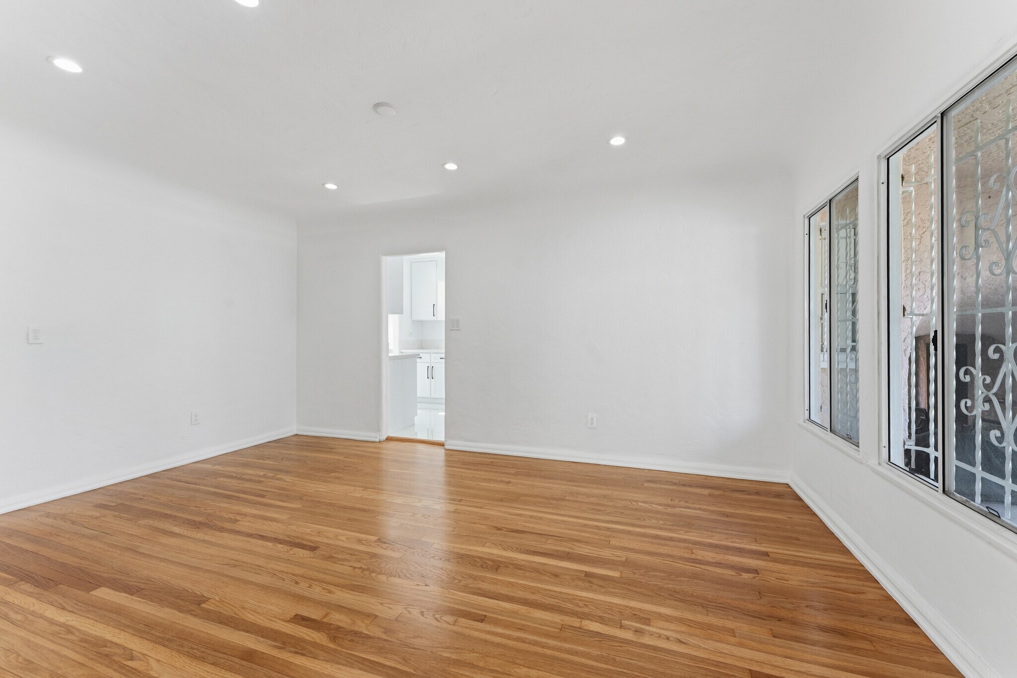 Building Photo - 824 S Holt Ave