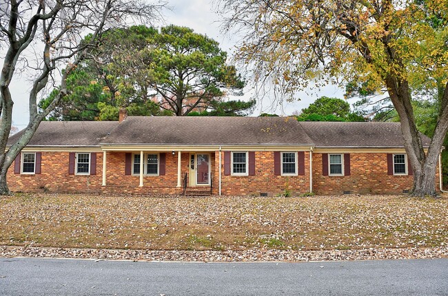 Building Photo - Renovated and ready for a new tenant