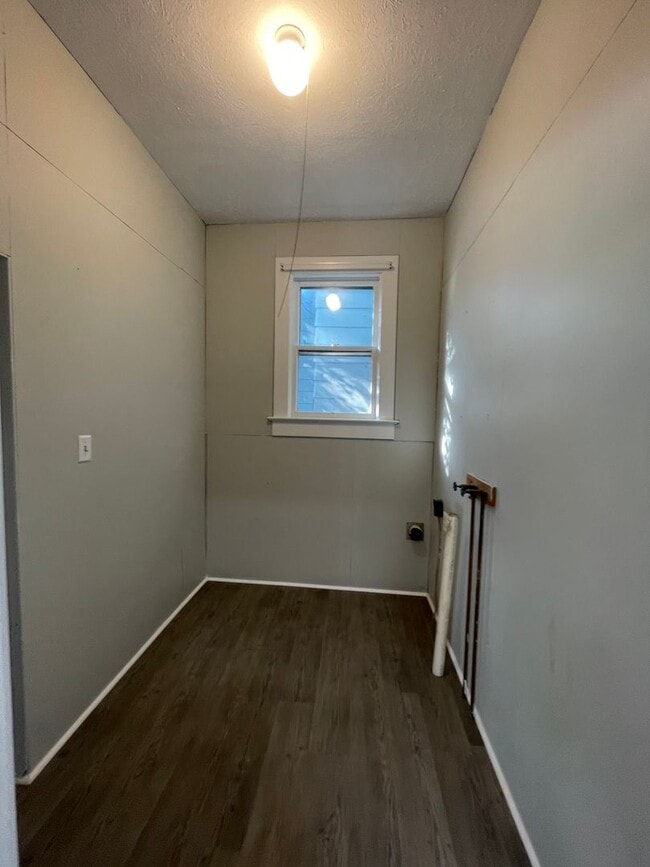 Building Photo - 3 Bedroom Single Family Home Near Columbia...