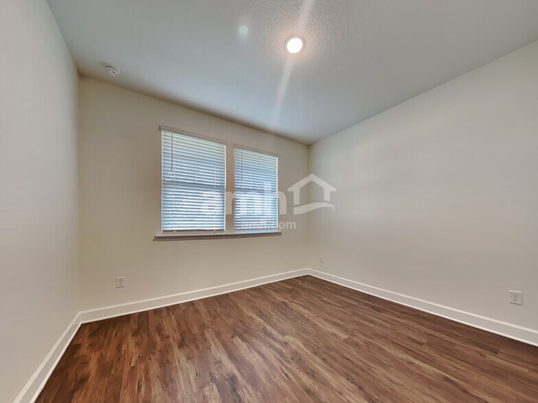 Building Photo - 933 Tan Tara Trl