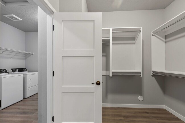 Building Photo - 6931 Dubuis Dr
