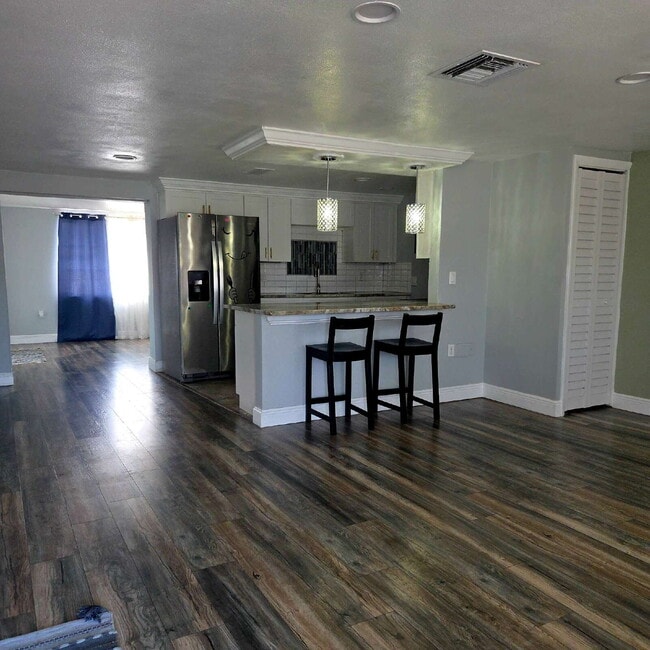 Building Photo - This gorgeous 2/1 house has been remodeled gourmet chef's kitchen, shaker cabinets, granite count...