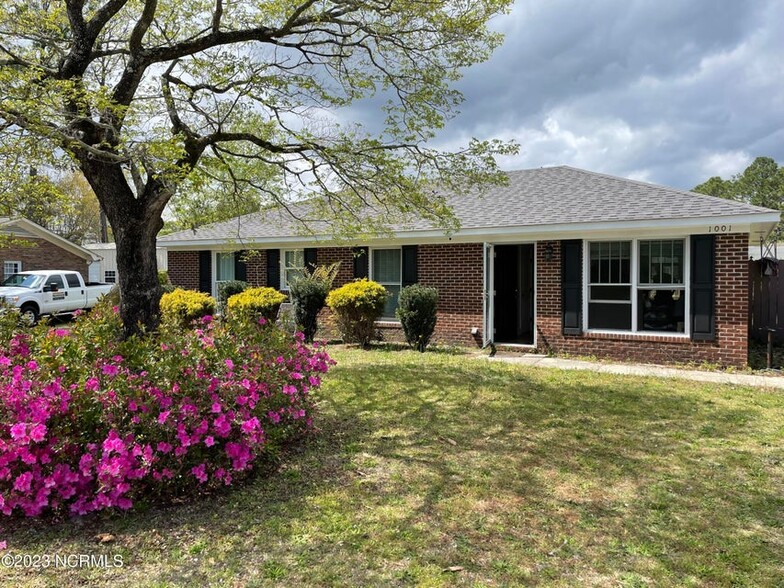 Primary Photo - 1001 Dickens Dr