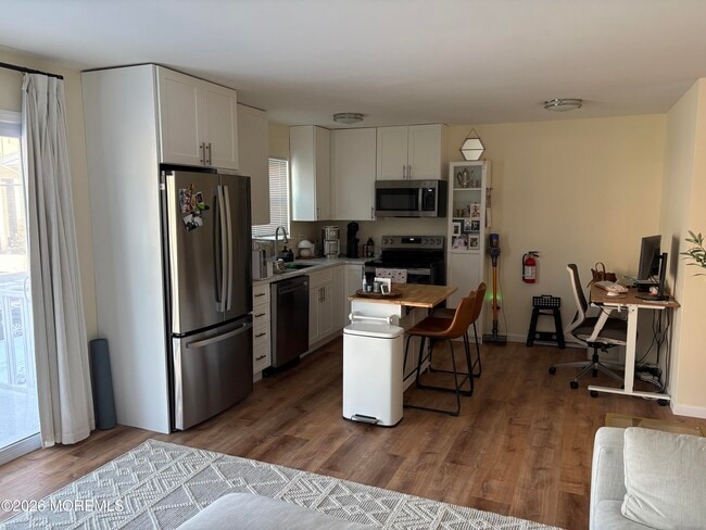 Building Photo - 410 8th Ave