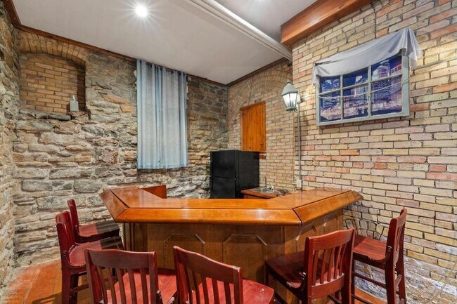 Building Photo - 609 S 9th St