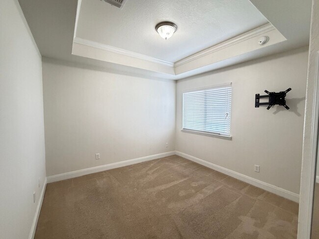 Building Photo - Welcome home to 621 Cavan!