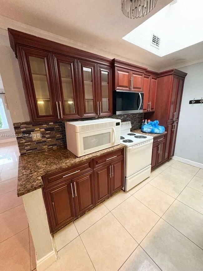 Building Photo - 221 NW 40th St