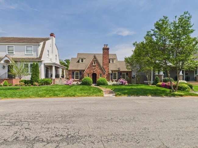 Building Photo - 307 Lexington Rd