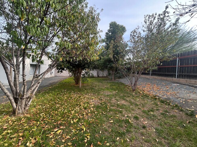 Building Photo - 25861 Amapolas St