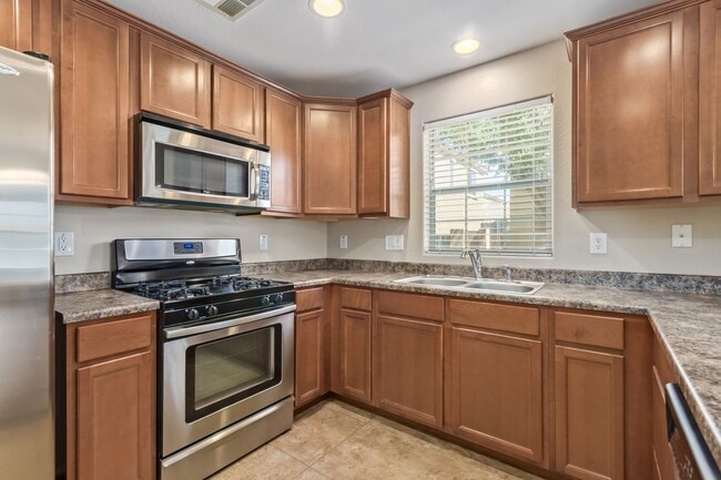 Building Photo - Welcome Home 3B/2BA in Lyons Gate!