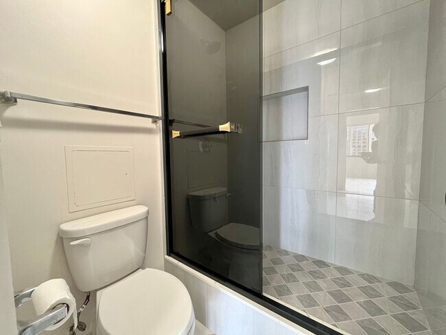 Building Photo - Kukui Plaza: Renovated 1 Bed, 1 Bath Condo...