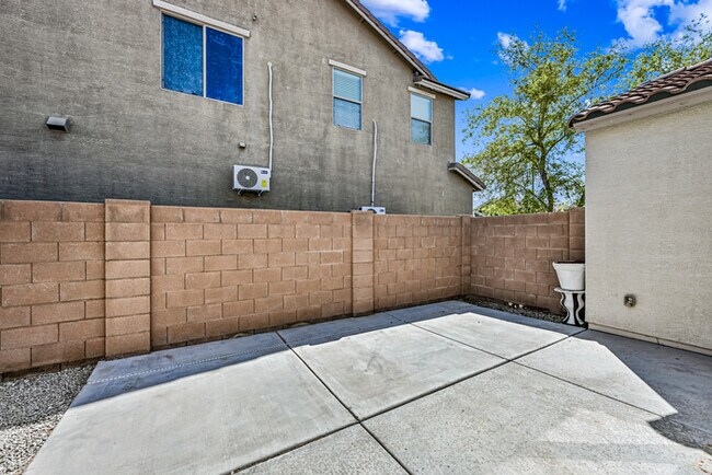 Building Photo - 3 bedroom 2 bath Home