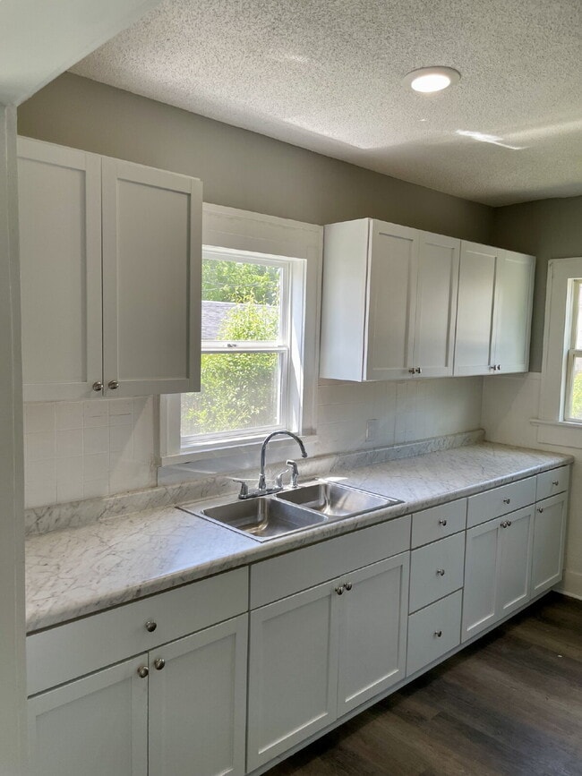 Building Photo - Newly Renovated 2 bedroom / 1 bathroom hou...
