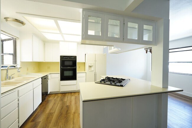 Building Photo - 220 Lilac Ct