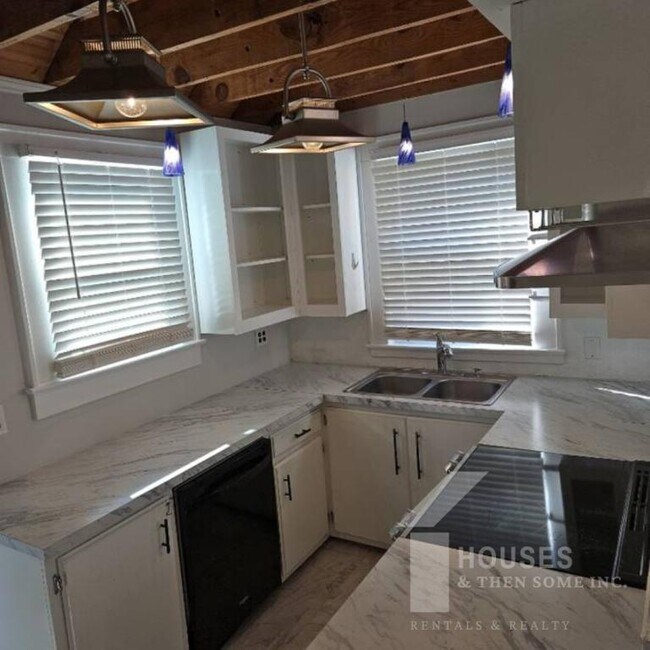 Building Photo - 106 E Wilburn Ave