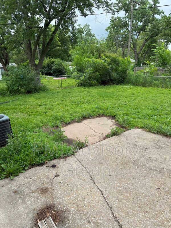 Building Photo - 5701 SW 15th St