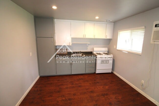 Building Photo - 5914 Del Campo Ln