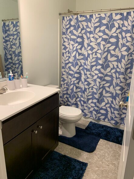 Second Level Bath - 304 Thurgood Dr