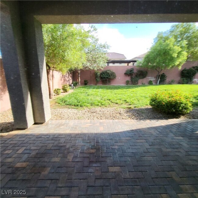 Building Photo - 365 Sapphire Rock Ave