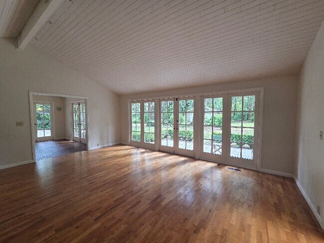 Building Photo - Private 4 Bedroom / 2.5 Bath Bridle Trails Acerage Property