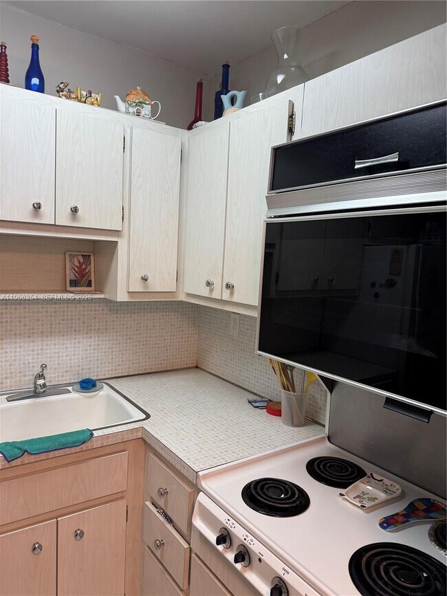 Building Photo - 2899 Collins Ave